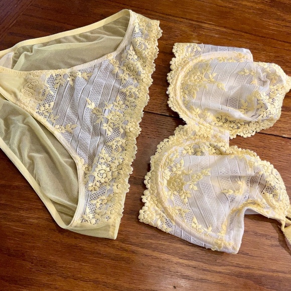 Wacoal Bra Set in Yellow Lace - Picture 1 of 9